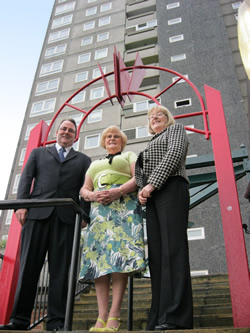 Pat Donoghue, Greta Nicholson  and Elaine Rimmer outside Sandown Court